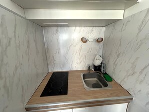 Kühlschrank, Mikrowelle, Herdplatte, Wasserkocher mit Kaffee-/Teezubehör