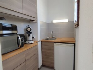 Private kitchen - Apartment with AC and parking, 4 guests, St-Pierre-La-Mer (Narbonne)