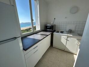 Kaffetrakter/tekoker, kjøleskap, mikrobølgeovn og kokeplater