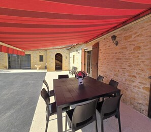 Outdoor dining - Spacious house, parking - 6 guests (Les Eyzies)