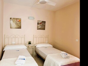 Free WiFi, bed sheets - Elegant apartment near the beach - 4 guests (Vergel)