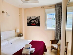 Free WiFi, bed sheets - Elegant apartment near the beach - 4 guests (Vergel)