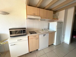 Fridge, microwave, stovetop, dishwasher - Apartment near beach with parking - 5 guests (Argelès-sur-Mer)