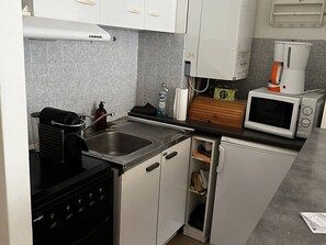 Fridge, microwave, oven, stovetop - Bright, large studio, 4 pers, beach access, close to shops, balcony (Canet-en-Roussillon)