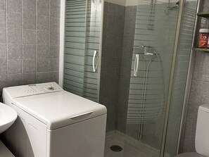 Bathroom - Bright, large studio, 4 pers, beach access, close to shops, balcony (Canet-en-Roussillon)