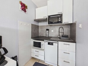 Fridge, microwave, stovetop, dishwasher - Spacious apartment with parking - 4 guests (Marseillan-Plage)