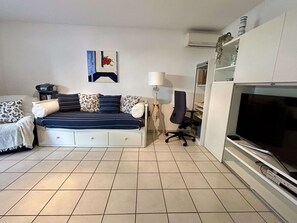 TV - Modern apartment with parking and wifi (Balaruc-les-Bains)