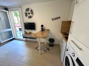 Fridge, microwave, stovetop, coffee/tea maker - Studio with parking - 2 guests, near beach (Argelès-sur-Mer)