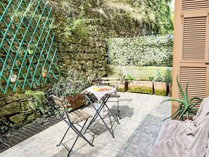 Outdoor dining - Lovely apartment for 4 guests with WIFI, TV and terrace (Genoa)