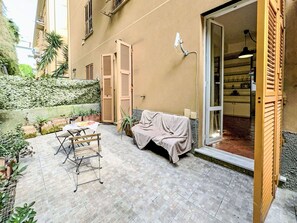 Outdoor dining - Lovely apartment for 4 guests with WIFI, TV and terrace (Genoa)