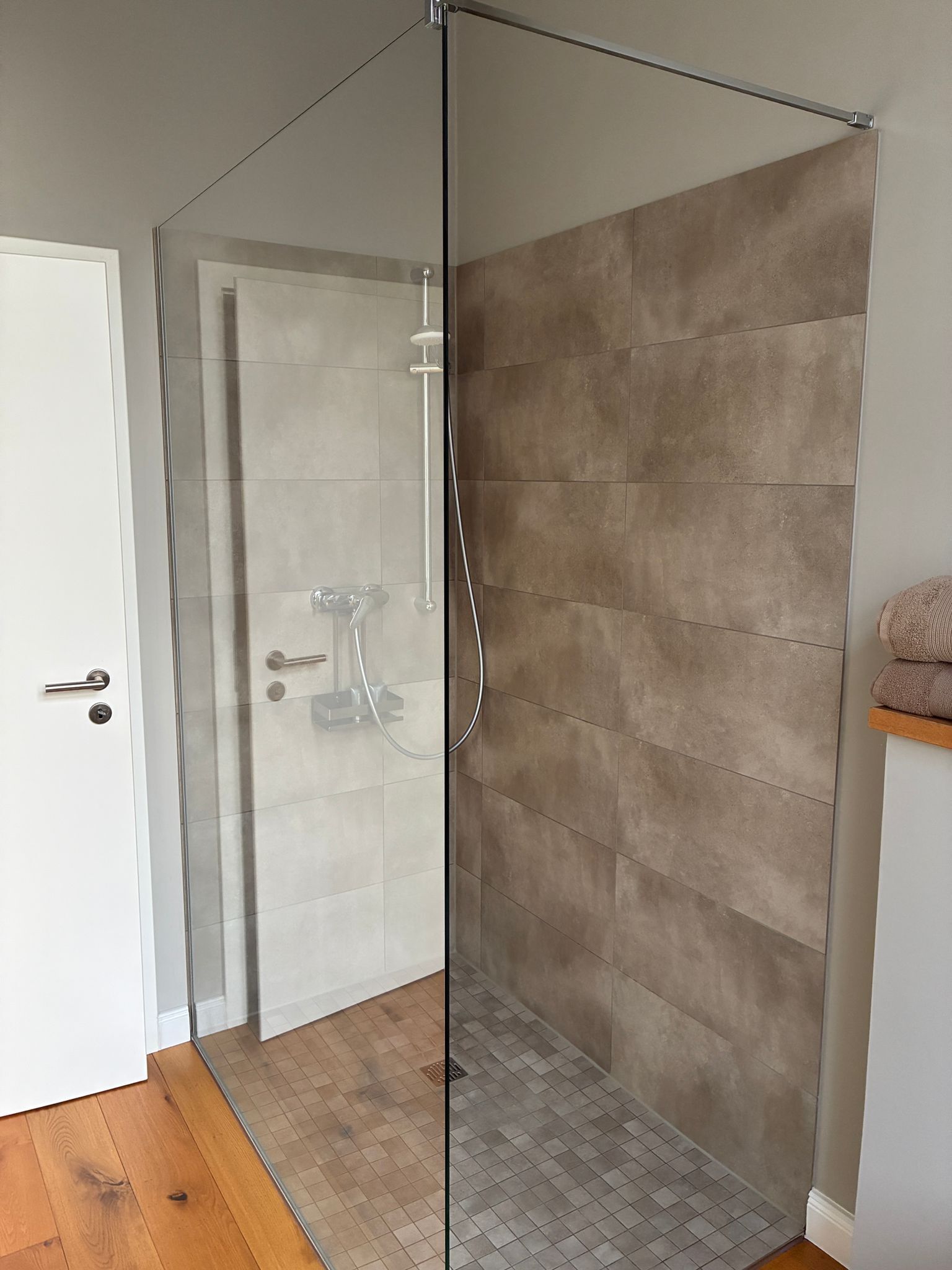 Douche, sèche-cheveux, serviettes fournies, papier toilette