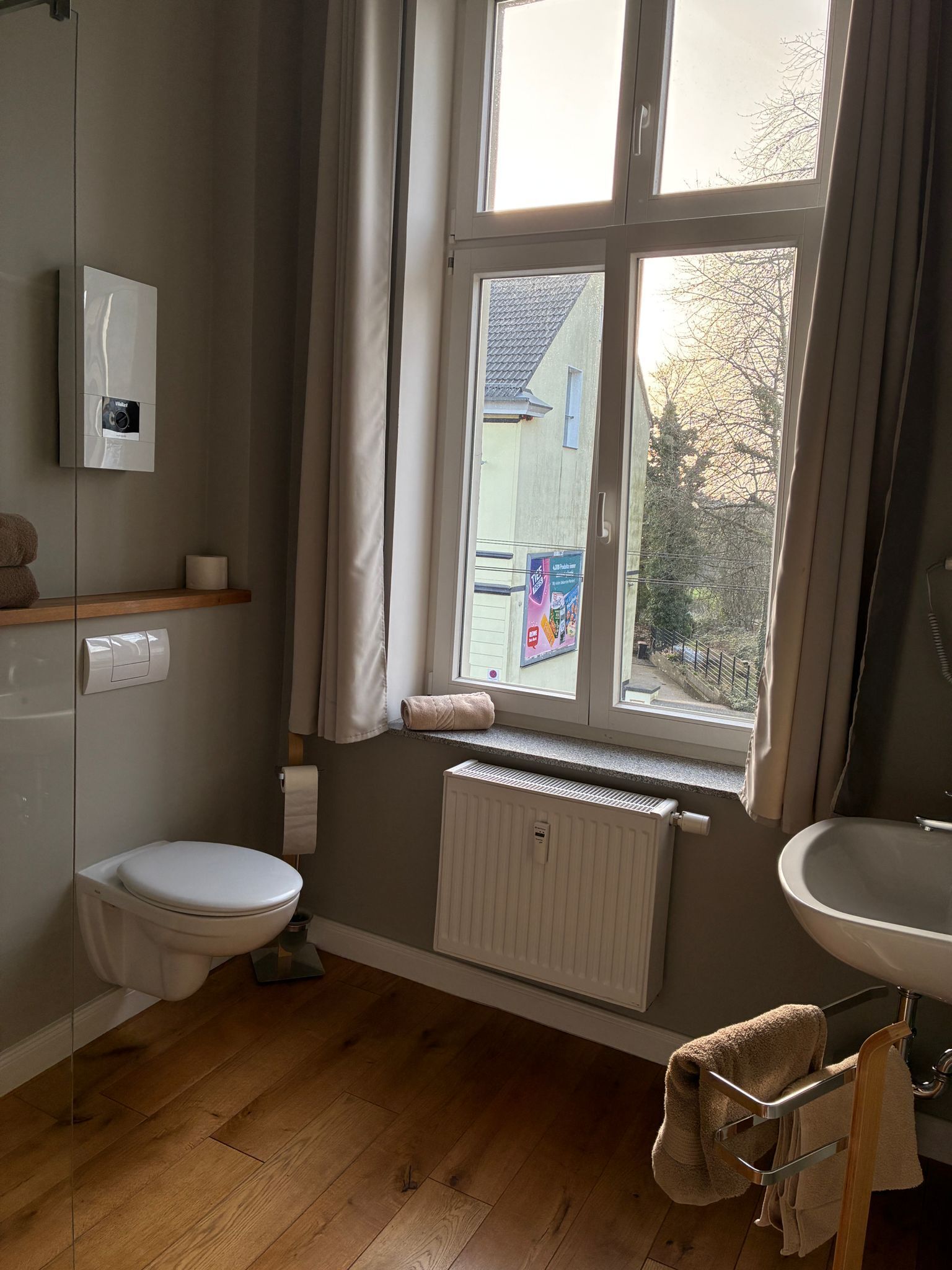 Een douche, een haardroger, handdoeken, toiletpapier