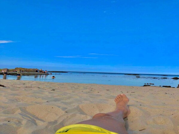 A beach scene with a clear sky, sandy shore, and calm water. - 4 Star Holiday Home in Allinge (Allinge)