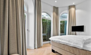 Iron/ironing board, travel cot, free WiFi, bed sheets - Experience Luxury at Ocean's Retreat in Westerland, Sylt (Sylt)