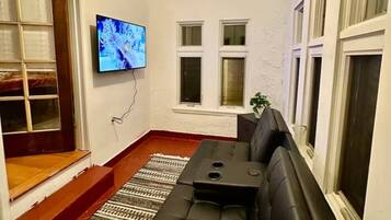 Een smart-tv en een open haard