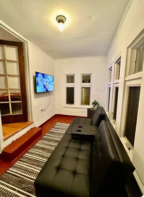Een smart-tv en een open haard