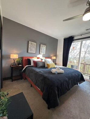 Desk, iron/ironing board, free WiFi, bed sheets - 10 Min to Broadway | Near Vandy & TSU | HonkyTonks (Nashville)