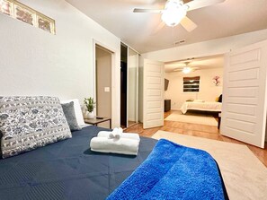 3 bedrooms, desk, iron/ironing board, free WiFi - Luxurious Cottage With Full Yard Near The Beach (Palmetto)