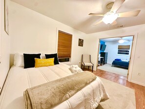 3 bedrooms, desk, iron/ironing board, free WiFi - Luxurious Cottage With Full Yard Near The Beach (Palmetto)