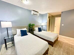 3 bedrooms, desk, iron/ironing board, free WiFi - Luxurious Cottage With Full Yard Near The Beach (Palmetto)