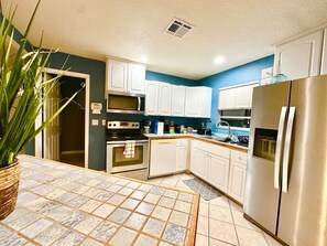 Fridge, microwave, oven, stovetop - Luxurious Cottage With Full Yard Near The Beach (Palmetto)