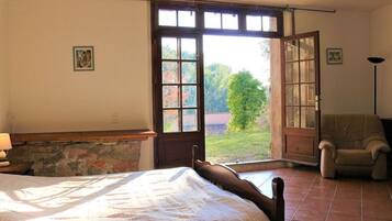 4 chambres, lit parapluie, draps fournis