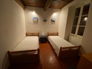 4 bedrooms, travel crib, bed sheets