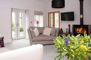 Smart TV, fireplace, DVD player, books - Luxury Stylish Barn Conversion, Garden & Woodland (8J57+9H Rhy)