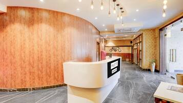 A reception desk with a sign reading "PALETTE 5 cm/12 in."