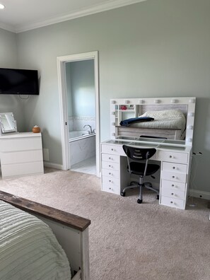 Room - Elegant Derby Home, Sleeps 10, Beauty Suite + Wellness Lounge (Prospect)