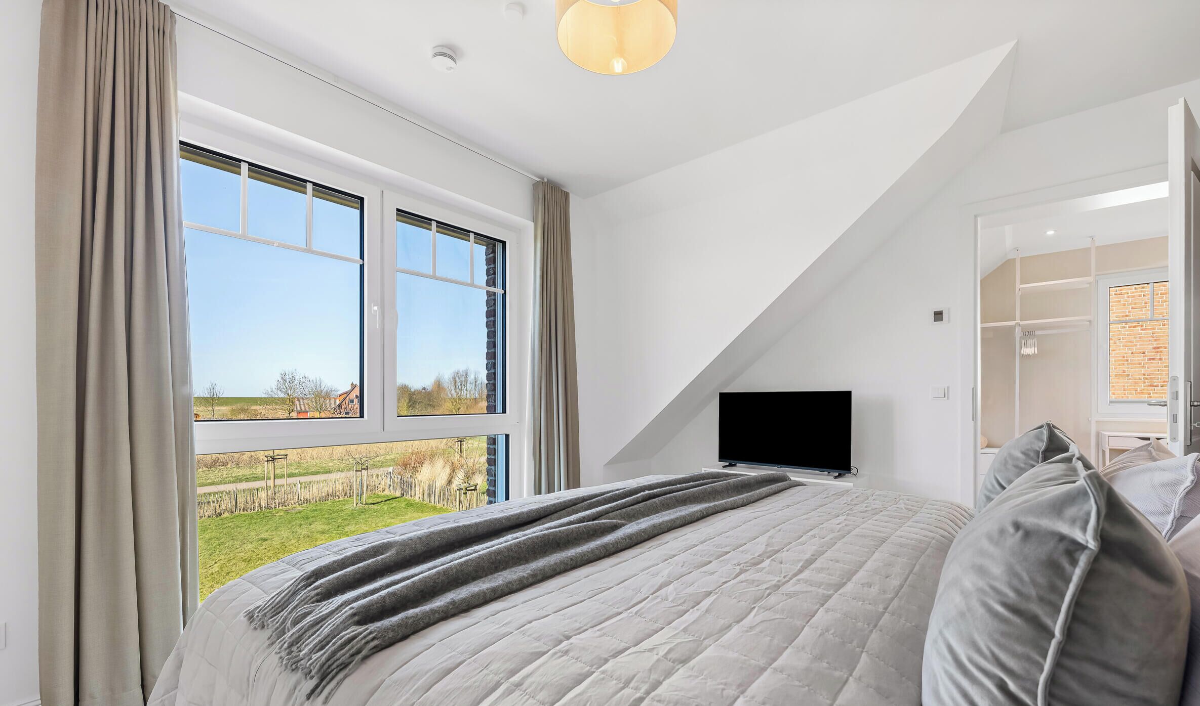 4 slaapkamers, een bureau, een strijkplank/strijkijzer, reisbedje