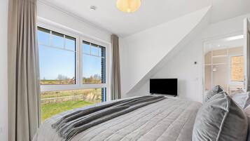 4 slaapkamers, een bureau, een strijkplank/strijkijzer, reisbedje