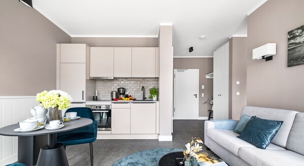Un apartamento moderno con cocina, comedor y sala de estar.
