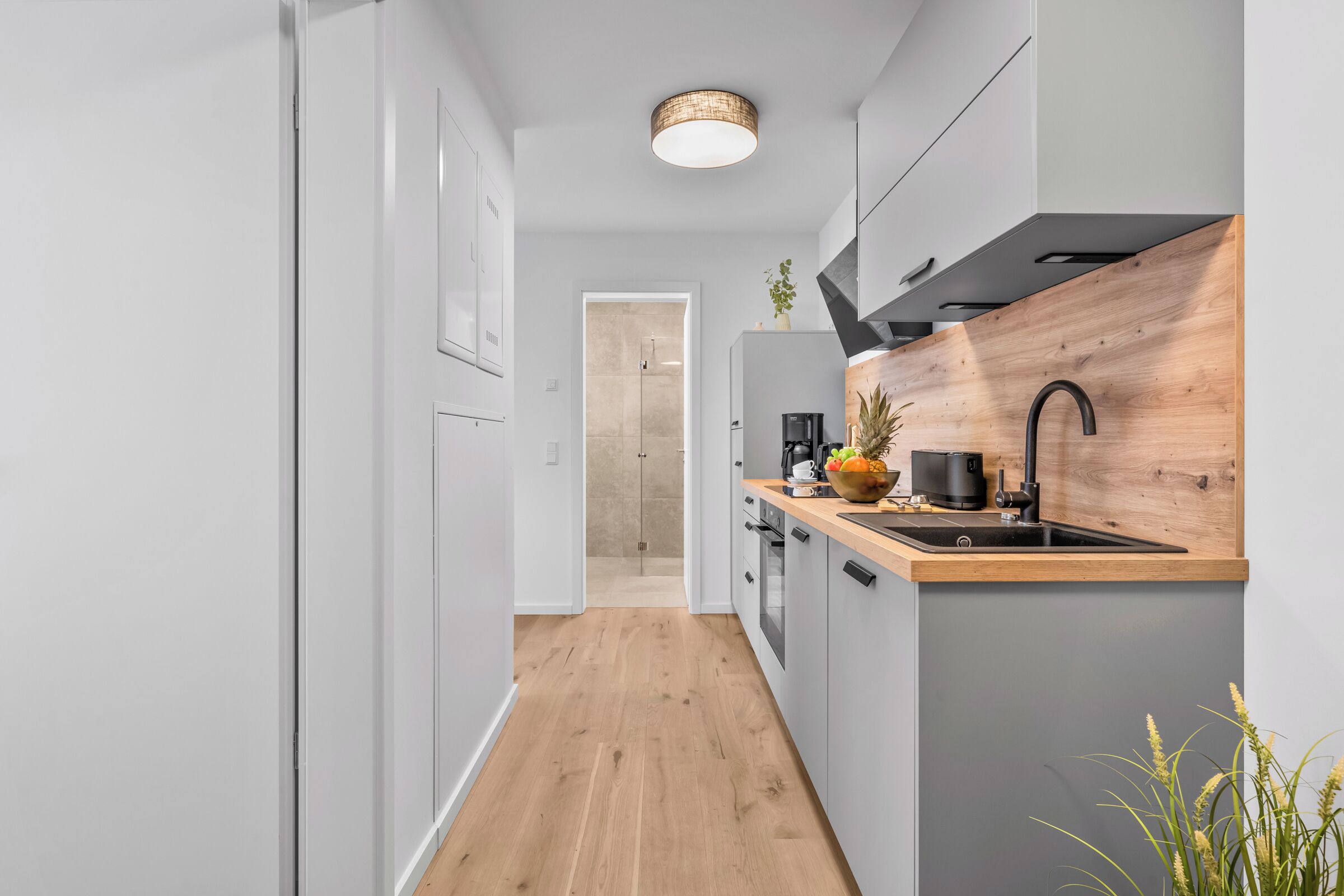Wasserkocher mit Kaffee-/Teezubehör, Kühlschrank, Ofen, Herdplatte