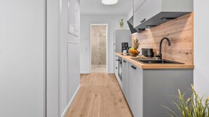 Coffee/tea maker, fridge, oven, stovetop - The View C08 Hygge am Deich – Garden Furniture, Parasol, Shared Sauna, Parking (Dagebüll)