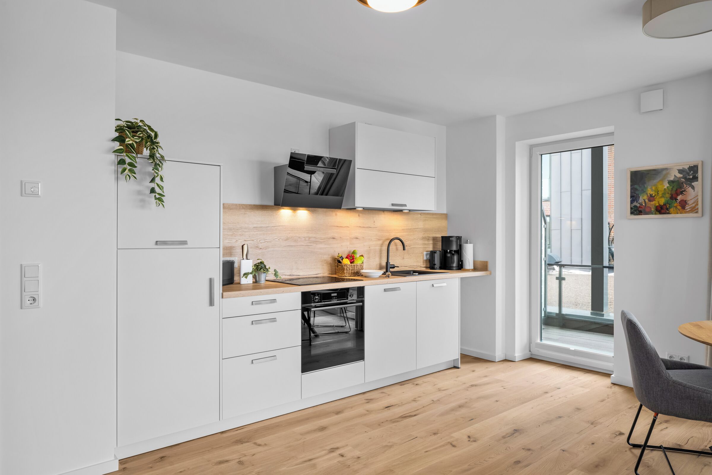 Wasserkocher mit Kaffee-/Teezubehör, Kühlschrank, Ofen, Herdplatte