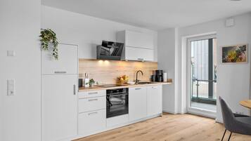 Wasserkocher mit Kaffee-/Teezubehör, Kühlschrank, Ofen, Herdplatte