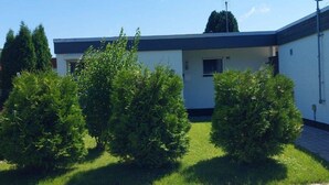 A building with a flat roof, a satellite dish, and a small window. - ERNST vacation home close to the Frisian beach in Tossens for the whole family (Butjadingen-Tossens)