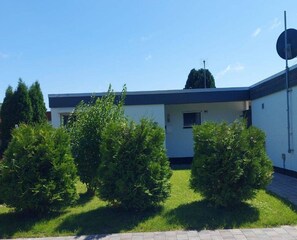A building with a flat roof, a satellite dish, and a small window. - ERNST vacation home close to the Frisian beach in Tossens for the whole family (Butjadingen-Tossens)