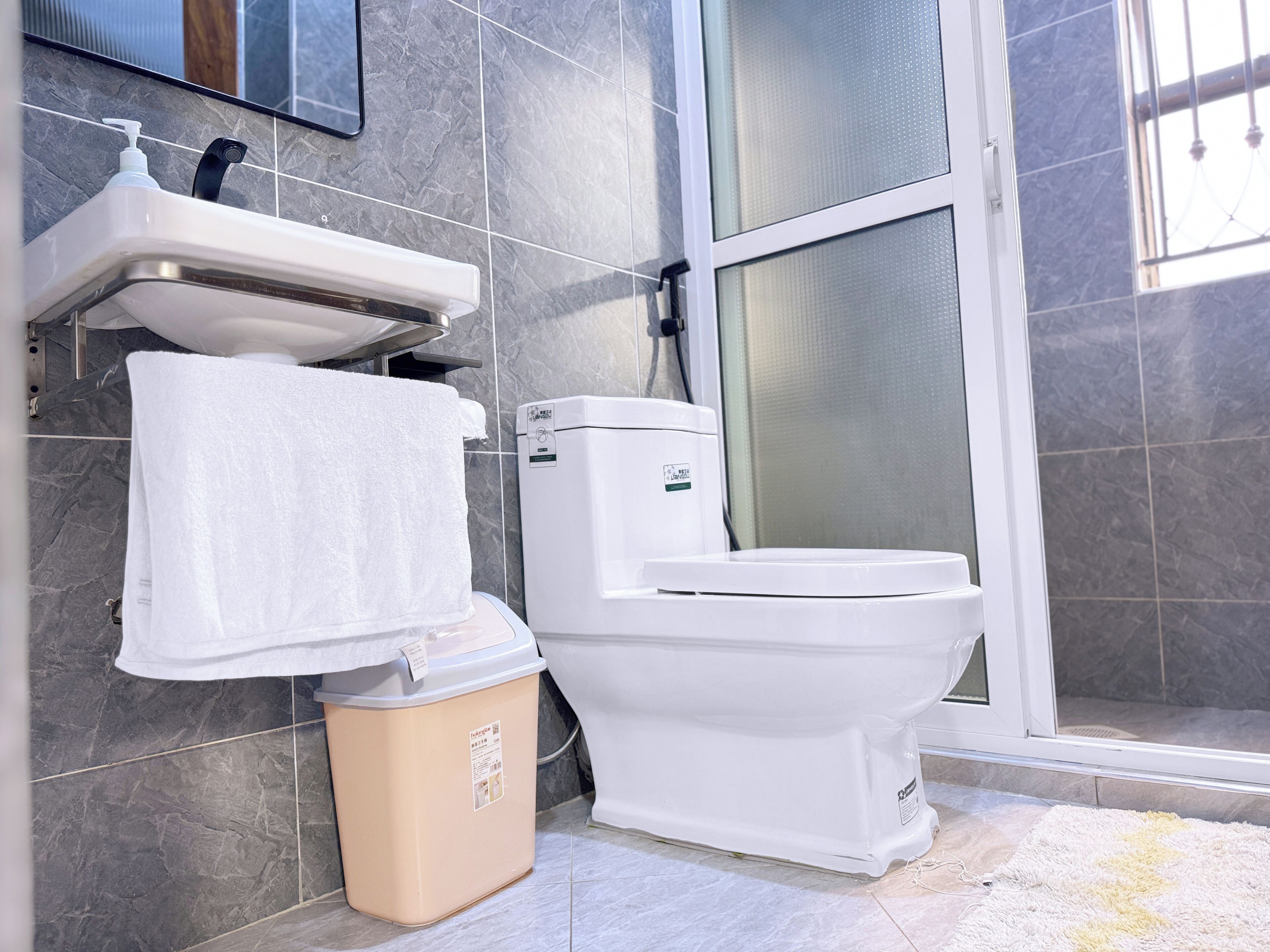 Appartement Confort, balcon, vue ville | Salle de bain | Chaussons