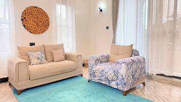 Departamento Confort, balcón, vista a la ciudad | Área de sala de estar