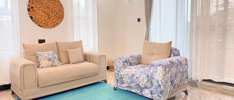 Departamento Confort, balcón, vista a la ciudad | Área de sala de estar