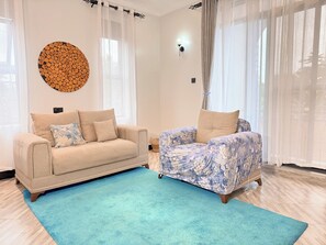 Departamento Confort, balcón, vista a la ciudad | Área de sala de estar