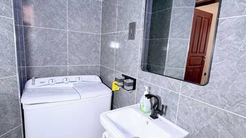 Departamento Confort, balcón, vista a la ciudad | Baño