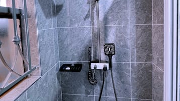 Căn hộ tiện nghi đơn giản, ban công, quang cảnh thành phố | Phòng tắm | Dép đi trong nhà