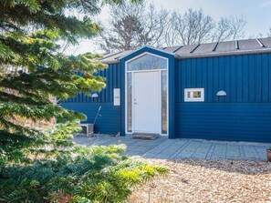 A blue building with a white door, a small window, and a mailbox. - 4 Person Holiday Home in Grenaa (Grenaa)