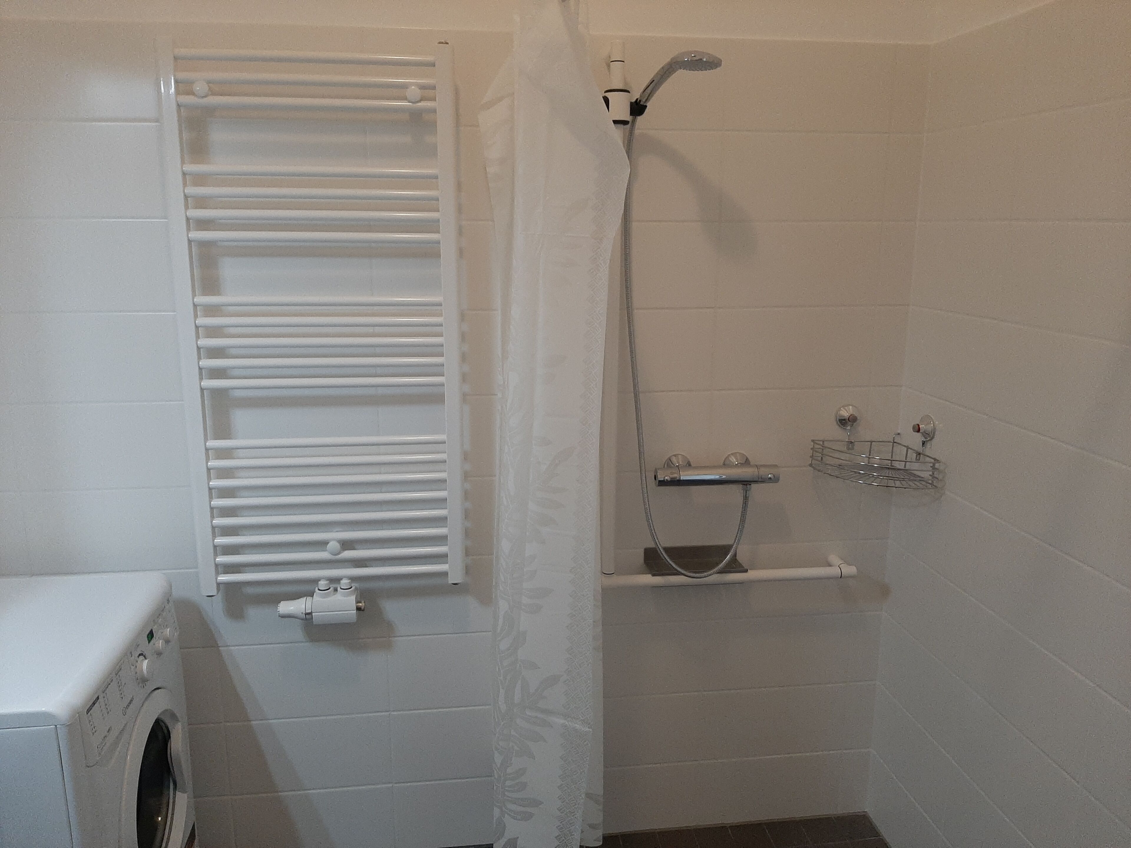 Douche, séchoir à cheveux, serviettes fournies, savon