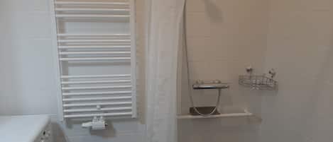 Douche, séchoir à cheveux, serviettes fournies, savon