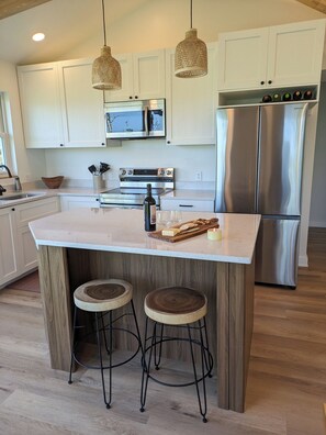 Fridge, microwave, oven, stovetop - Serene Marshview Treehouse near Crabbing Dock with Golf Cart (Fripp Island)