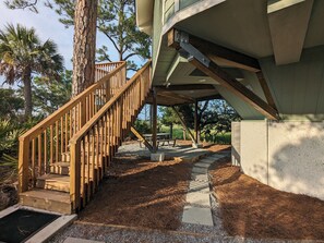 Outdoor dining - Serene Marshview Treehouse near Crabbing Dock with Golf Cart (Fripp Island)